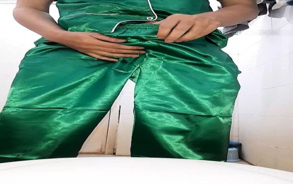 Pemakai berlawanan seks melakukan masturbasi dan cum mengenakan piyama satin mengkilap